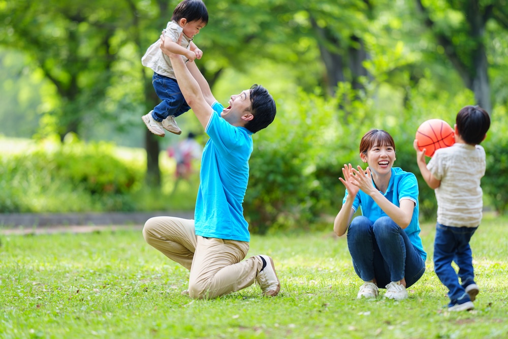 公園で外遊びを楽しむ子どもたちとスタッフ