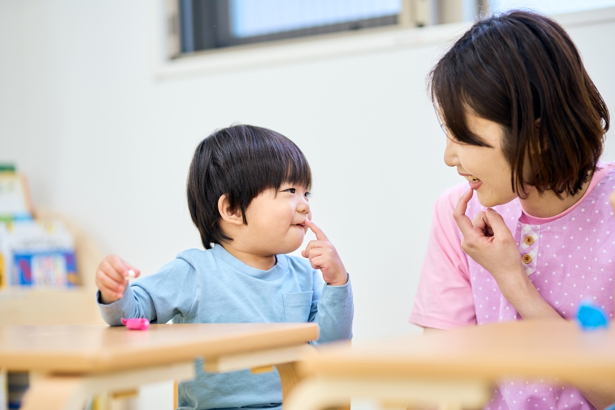 子どもとスタッフが笑顔で向き合う様子